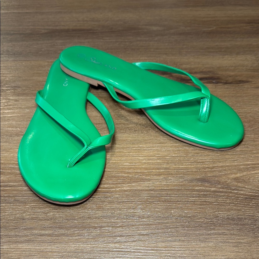 Woman's Shoe Land Green Memory Foam Flip Flops. Size 11